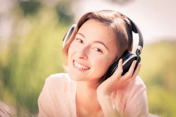 Sunny weekend in park — Stock Photo, Image