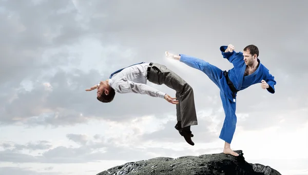 Karate hombre en kimino azul — Foto de Stock