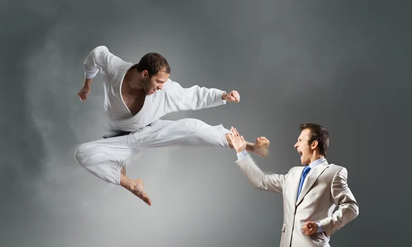 Karate hombre en kimino blanco — Foto de Stock