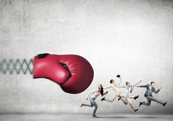 ボクシング グローブと戦うビジネスマン — ストック写真