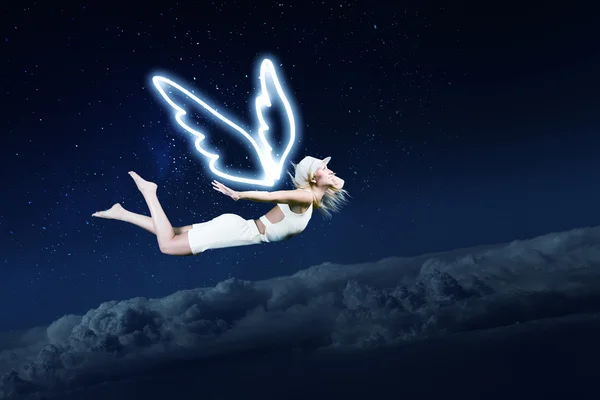 Девочка-ангел летит высоко — стоковое фото