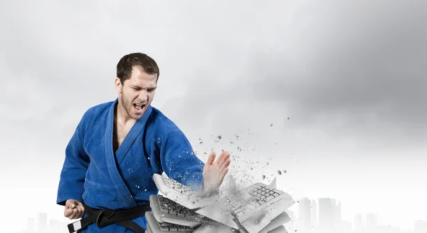 Karate man in blauwe kimino — Stockfoto