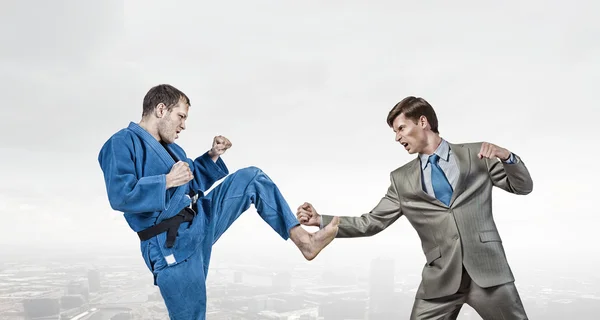 Karate uomo in kimino blu — Foto Stock