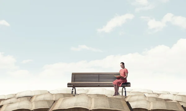 Mulher de vestido com livro — Fotografia de Stock