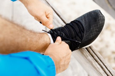 Runner ayakkabılarını verdi ve koşu için hazırlar