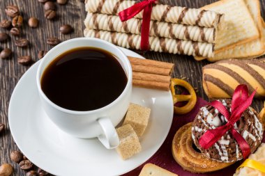 Bisküvi ve kahve masada