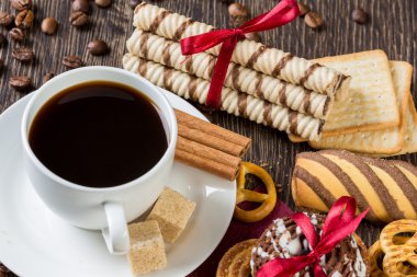 Bisküvi ve kahve masada