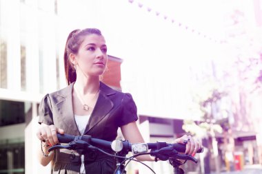 Genç kadın üzerinde bisiklet commuting