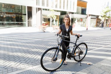 Genç kadın üzerinde bisiklet commuting