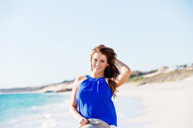 Kumsaldaki genç kadın.