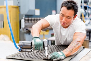 Asya işçi fabrikada üretim tesisi