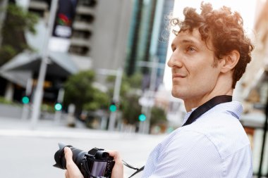 Erkek fotoğrafçı alarak resim