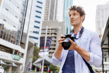 Erkek fotoğrafçı alarak resim