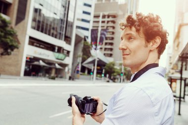 Erkek fotoğrafçı alarak resim