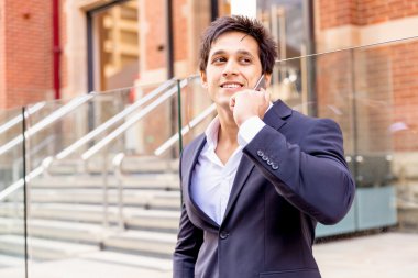 Açık havada kendinden emin bir iş adamının portresi.