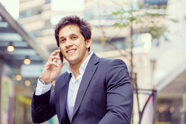 Açık havada kendinden emin bir iş adamının portresi.