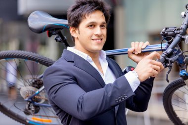 Başarılı bir iş adamı binicilik bisiklet