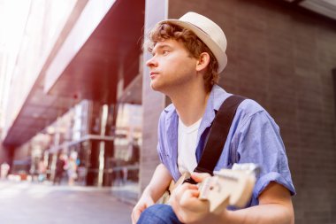 Gitar City ile genç müzisyen