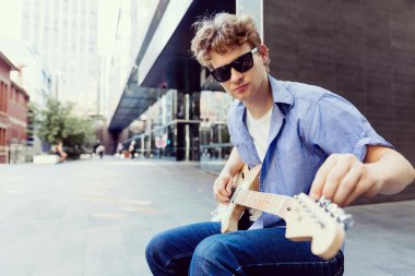 Gitar City ile genç müzisyen