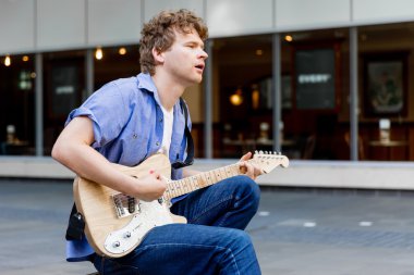 Gitar City ile genç müzisyen