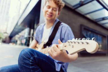 Gitar City ile genç müzisyen