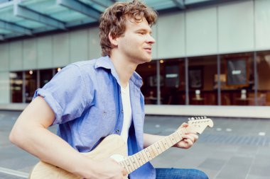 Gitar City ile genç müzisyen