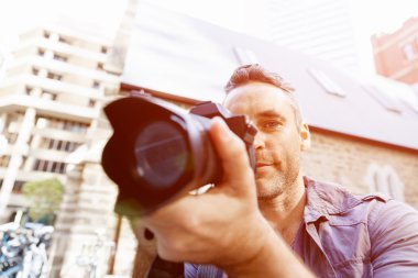 Erkek fotoğrafçı alarak resim