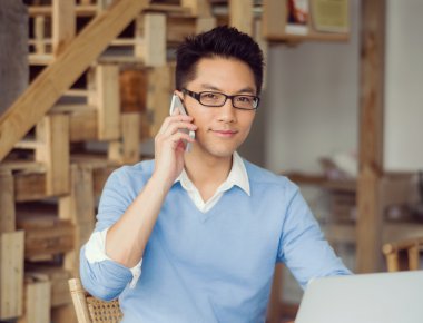 Mobile ile genç işadamı portresi