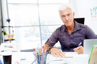 ofis yakışıklı işadamı