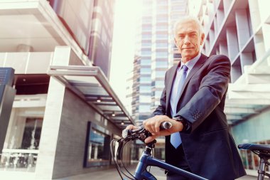 Başarılı bir iş adamı binicilik bisiklet