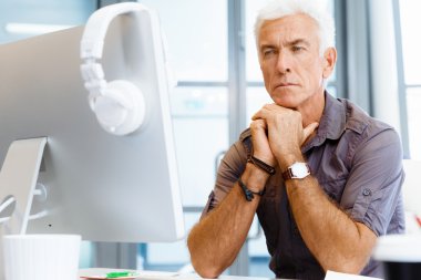 ofis yakışıklı işadamı