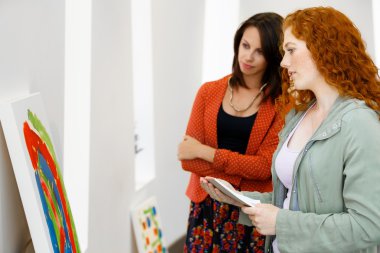 Genç çift ayakta bir galeride ve sanat da geçiş