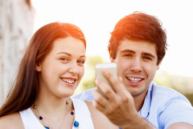 Parktaki genç çift.