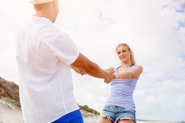 Mutlu çift sahilde eğleniyor..