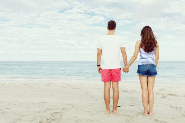 Sahilde romantik genç çift ayakta