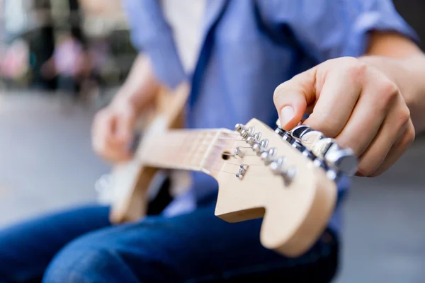 Hände des Musikers mit Gitarre — Stockfoto