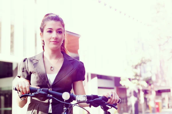 Mujer joven viajando en bicicleta — Foto de Stock