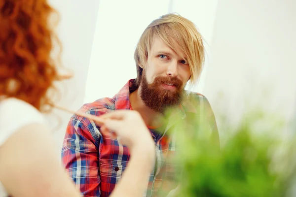 Knappe zakenman in office — Stockfoto