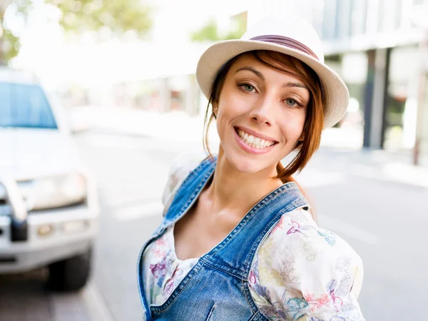 Mulher bonita andando de bicicleta — Fotografia de Stock