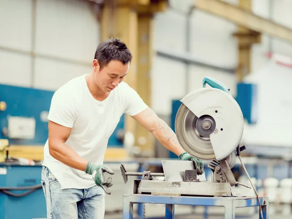 Asian worker in production plant on the factory floor — Stock Photo, Image