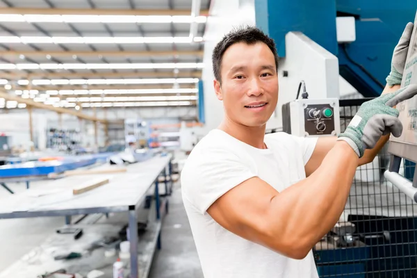 Trabajador asiático en planta de producción en planta de fábrica — Foto de Stock