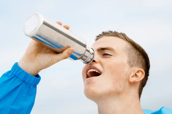 Az ember iszik a sport-palack — Stock Fotó