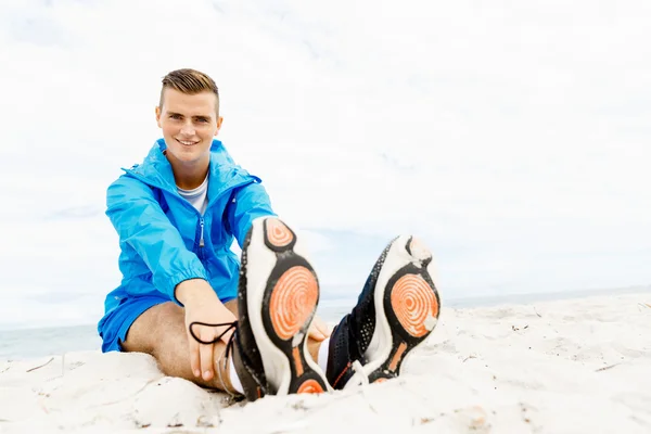 Uomo formazione sulla spiaggia al di fuori — Foto Stock