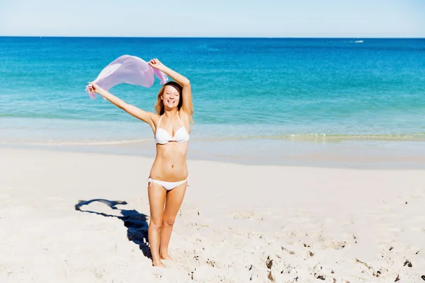 Mujer joven relajándose en la playa —  Fotos de Stock