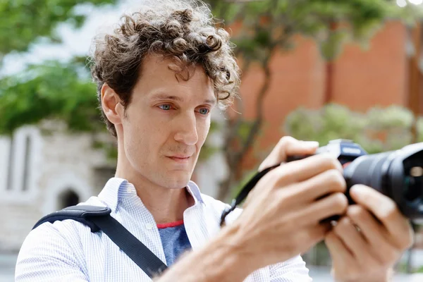 Fotógrafo masculino tomando fotos — Foto de Stock