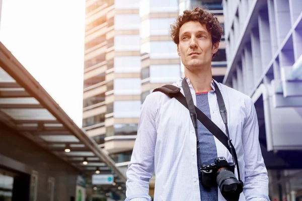 Male tourist in city — Stock Photo, Image