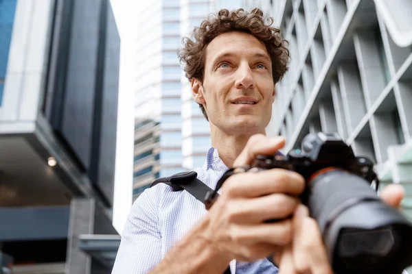 Mannlig fotograf som tar bilde – stockfoto