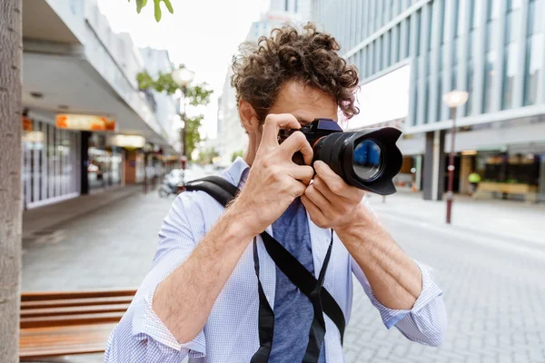 Male photographer taking picture — Stock Photo, Image