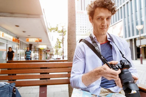 Male photographer taking picture — Stock Photo, Image