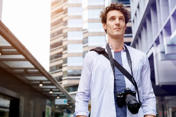 Male tourist in city — Stock Photo, Image